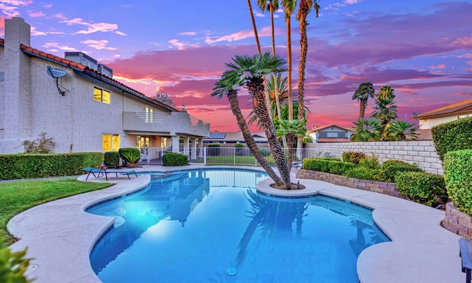 Rancho Oakey House | 5 Mins to Strip Vegas Villa Pool Yard Gather Fun!