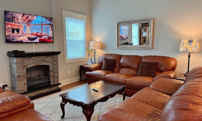 Historic District Apartment | 5 Minute Walk to Historic Waterfront. Pet Yes