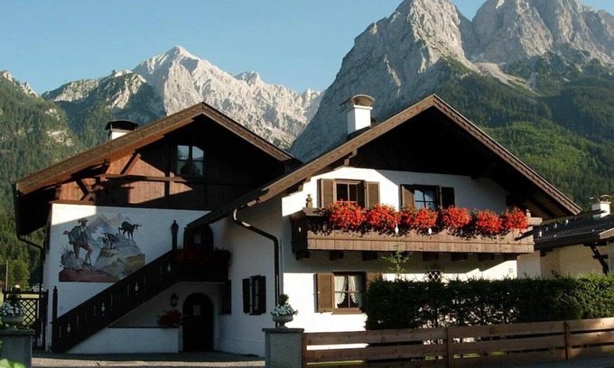 Obergrainau Apartment | 5-star apartment "Wank" in Grainau & garden/lawn.
