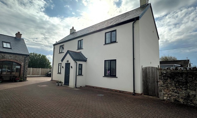 Port-Eynon Cottage | 5* Whitebridge Cottage - short walk to Port Eynon beach and village amenities