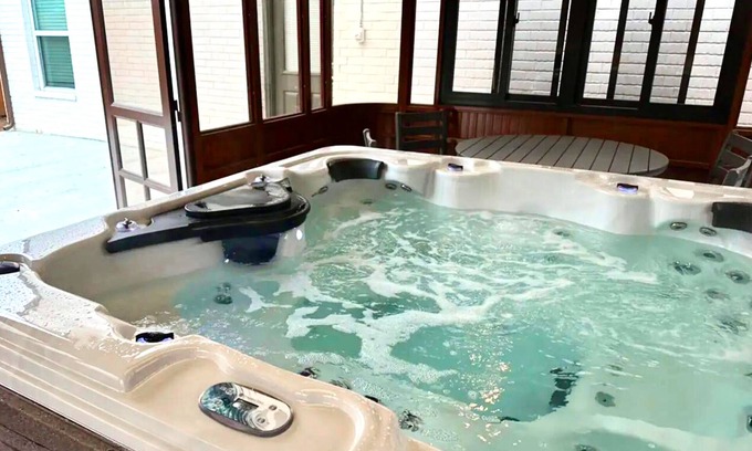 Central Oklahoma City House | 5BR Ensuite Baths | Near Lake Hefner | Hot tub, Kitchen, Laundry #CO