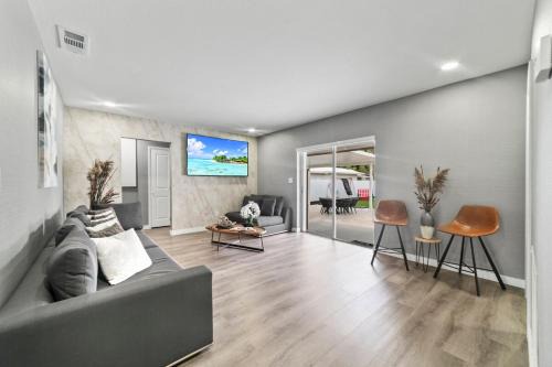 Ludlam House | 5BR Game Retreat Pool, Mini Golf and Firepit L86