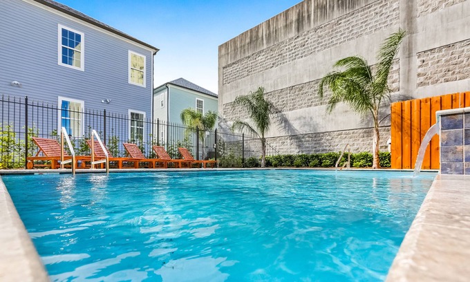 Faubourg Lafayette Apartment | 5BR High End Amenities by Hosteeva