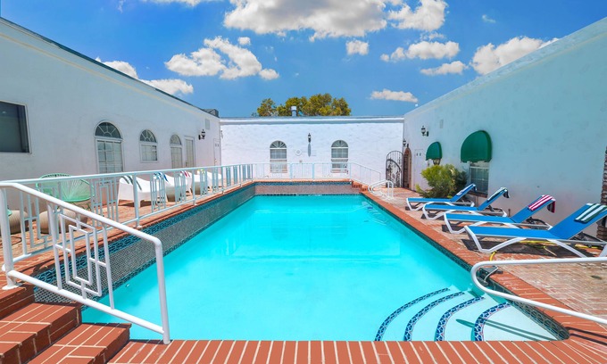 Las Vegas Villa | 6 BDR Villa w/Pool Near The Strip for Big Groups.