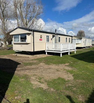 Clacton-on-Sea Resort | 6 Beds 2 Sofa bed Family friendly - unlimited Wi-Fi, Warm, Cozy Sun decking Caravan at Seawick Holiday Park