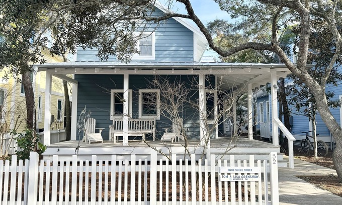 Seaside Cottage | 6 Houses to Beach in Seaside, Screened Porch, Steps to Restaurants + 2 Bikes!