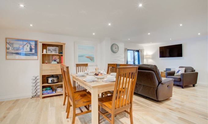 Dartmouth Cottage | 6 The Sail Loft