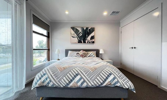Point Cook Villa | 7 bedrooms double storey Home