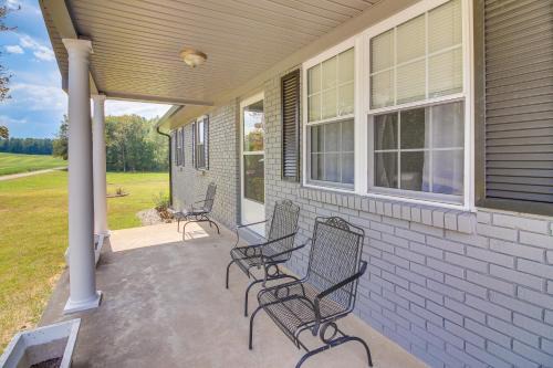 Glasgow House | 7 Mi to Barren River Lake Quiet Getaway with Yard!