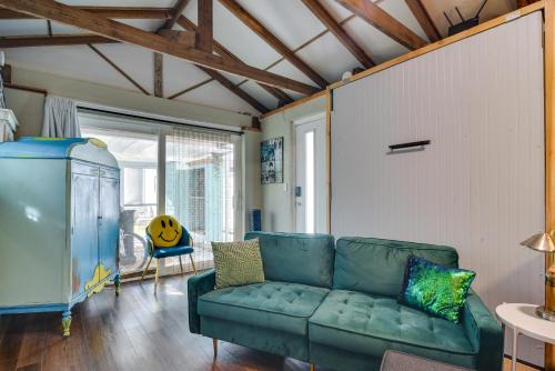 Sun Bay South Apartment | 7 Mi to Dtwn Studio with Screened Porch in Tampa