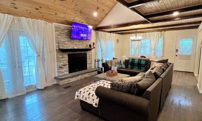 Lake Ariel Cabin | 7 minutes to the Lake/Beach! Spacious 4BR Cabin with game room, fire pit & deck