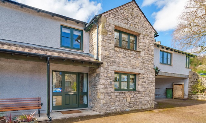 Kendal House | 7 The Old Woodyard - Dog-friendly Cottage with parking