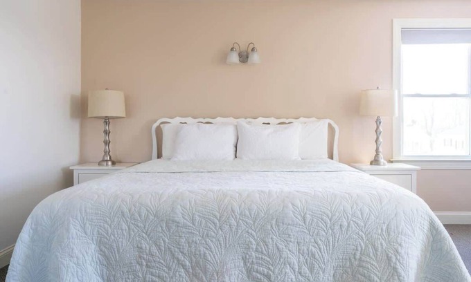 Middletown House | #8 | Largest Room w/King bed
