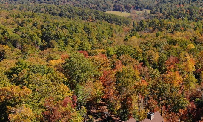 Hidden Lake Cabin | 8 min to BR Lux Lodge, new hot tub, views, all paved roads, and game room.