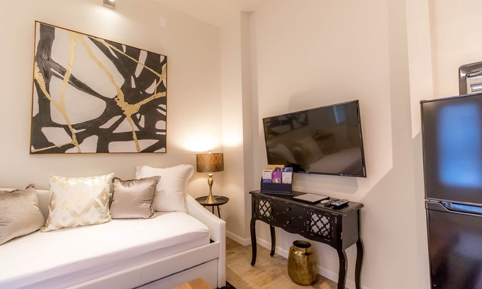 Kutzky Park Apartment | 8074-3 Blocks from Mayo-Charming 1bed+1bath Condo w/private Entrance