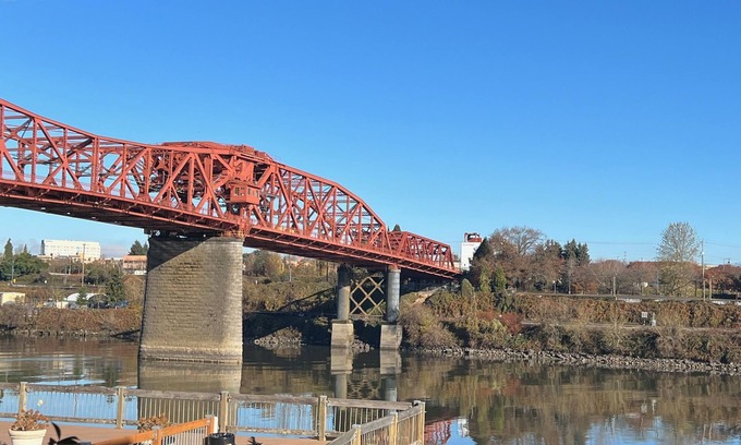 Old Town Chinatown Condo | 840 square foot 1-bedroom 1 bath condo on the RIVER. 2 balconies! Pool. Hot tub.