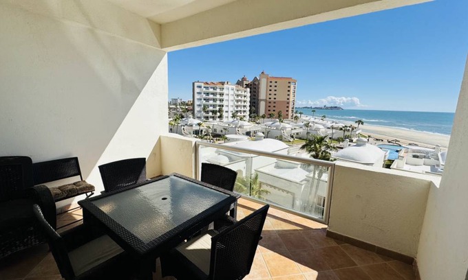 Sandy Beach Condo | 97 m² Condo ∙ 1 bedroom ∙ 4 guests