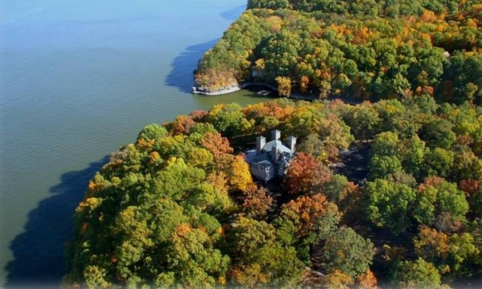 Dennis House | A castle on the lake! Private, exquisite, unbelievable.