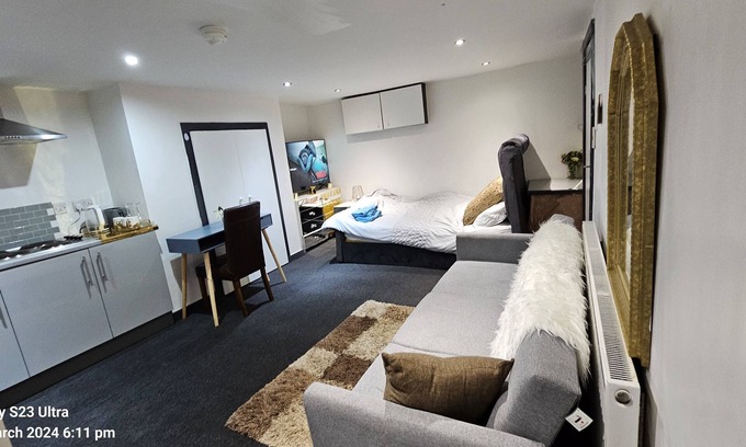 Harehills Apartment | A Centrally located Cosy Studio Apartment in Leeds , Close to the City Center.