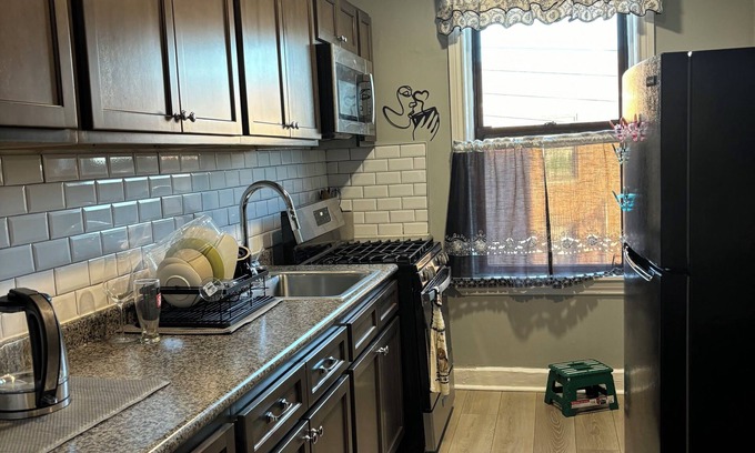 East Flatbush Apartment | A charming comfy apartment with bright lights and lots of sunlight.