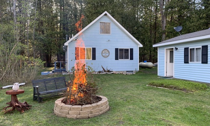 Comins Cabin | A creekside cabin for a relaxing getaway in the woods and near trails