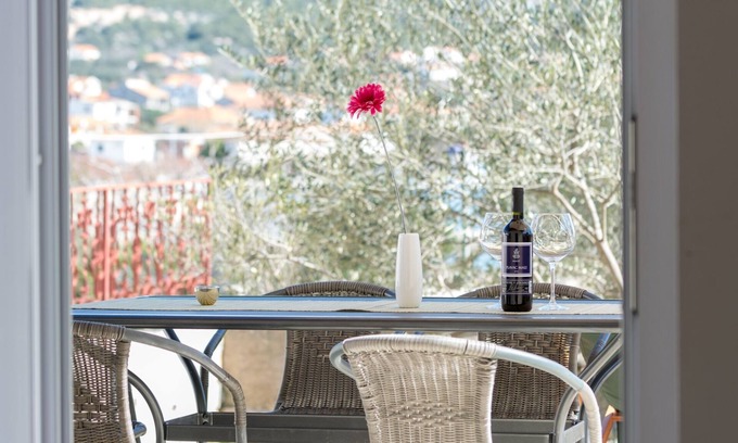 Vinisce Cottage | A few steps from the beach.