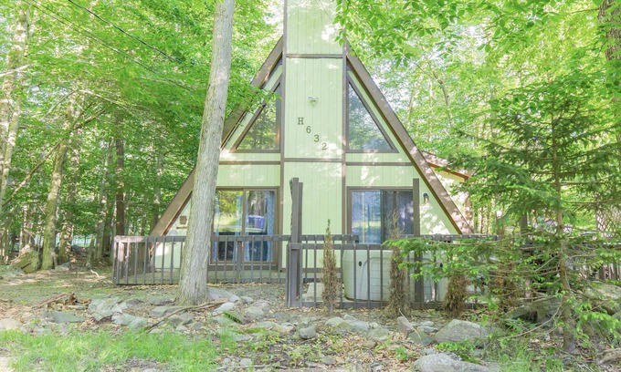 Tobyhanna Cottage | A-Frame: with private hot tub and lake & pool access!
