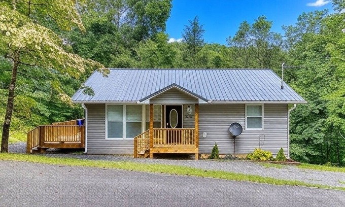 Sevierville Ski Chalet | A Hillbilly Get-a-way,$1089 FREE attraction tickets for each paid day, Dollywood