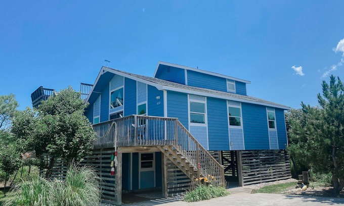 Ocean Sands House | A Jolly Boat-A FEW STEPS TO BEACH-ocean side Corolla. Perfect for families!n