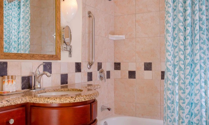 Ko Olina Resort | A luxury guest room in Marriot's Ko Olina Beach Club in Waipahe Place
