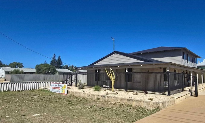 Lancelin House | A modern & stunning 8-bedroom home - perfect for larger or multiple families.