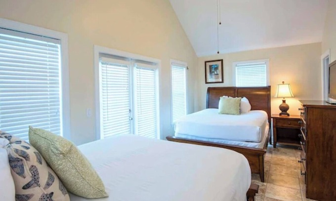 Marathon Hotel | A Perfect Mix of Comfort and Convenience with Pool Access and Full Kitchen!