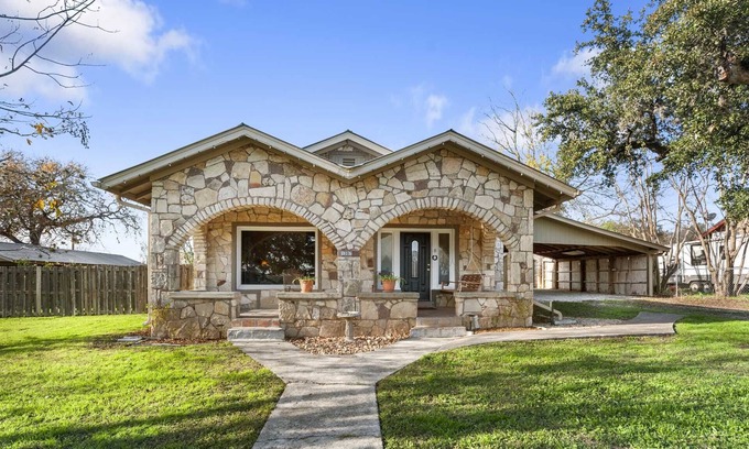 Bandera House | A Place on Pecan in Bandera