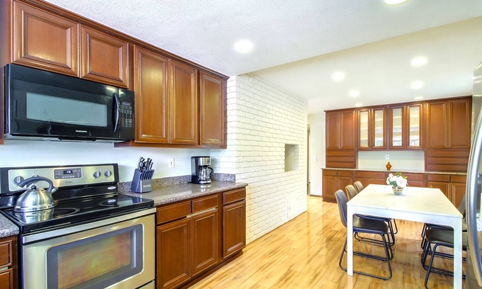 West San Jose House | ABK: Cheerful and Spacious 10min to Apple HQ, Shops