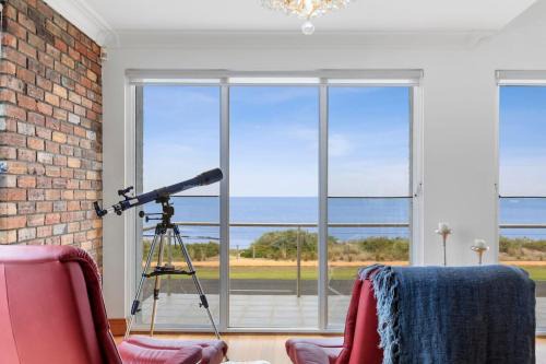 Portarlington House | Absolute Bay Frontage with Open Fire and Spa Bath
