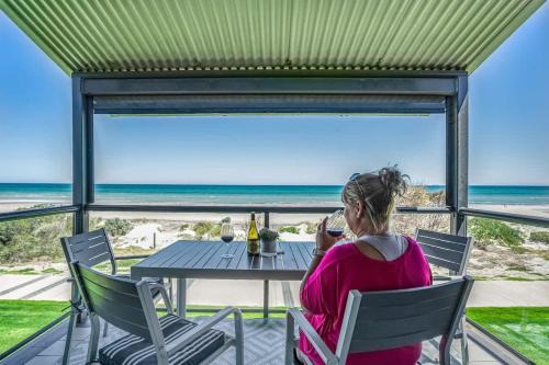 Semaphore Park Apartment | Absolute beachfront 2 bedroom unit Sandy Feet 3