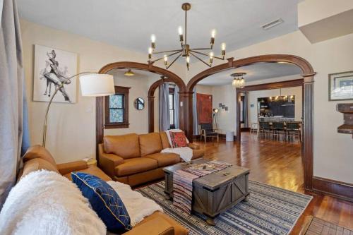 Atlantic City House | AC 9 BR 4BA Victorian Manor - 1 Block to Beach