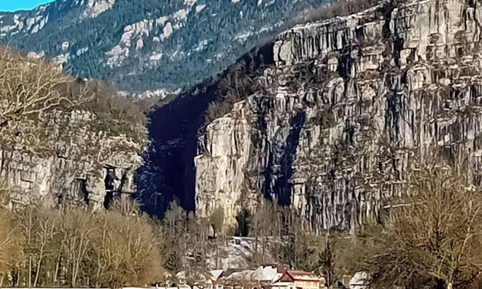 Saint-Christophe-la-Grotte Apartment | ACCOMMODATION AT THE FOOT OF THE CLIFF