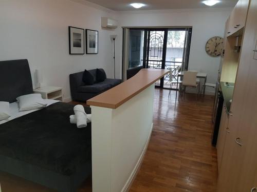 Potts Point Apartment | Accommodation Sydney Potts Point Pet Friendly studio apartment with balcony