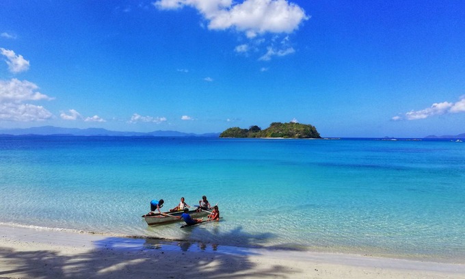 Mimaropa House | Acuario beach inn is a beach front area. A native hut which has 3 rooms inside.