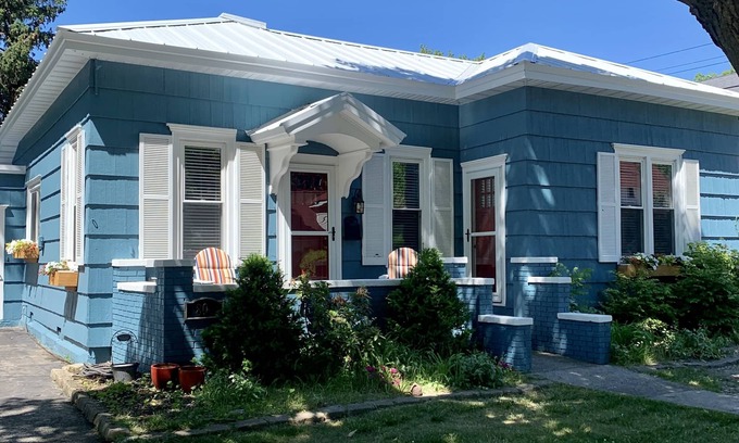 Ludington House | Adorable, “ Beach View Cottage” Lake Michigan views! Best location!