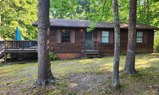 Blue Water House | Adorable lake access bungalow w/obstacle course,firepit &more-Walk to the lake!