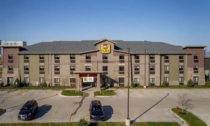 East Moline Hotel | Affordable Room Perfect for Families + Convenient Kitchen Access