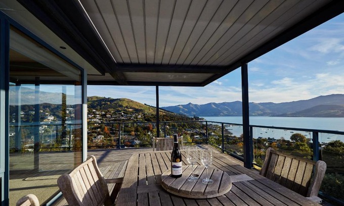 Akaroa House | Akaroa holiday home Spacious and quite with stunning harbour views and close to town