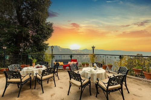 Shimla Hotel | ALAYA Stays Meridian Oak, Shimla