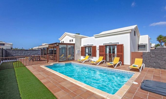 Montana Roja Villa | Alhambra, Amazing villa in Playa Blanca w/