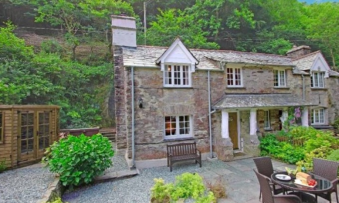 Looe Cottage | Alice's Cottage, Stands In The Beautiful Kilminorth Woods At Watergate