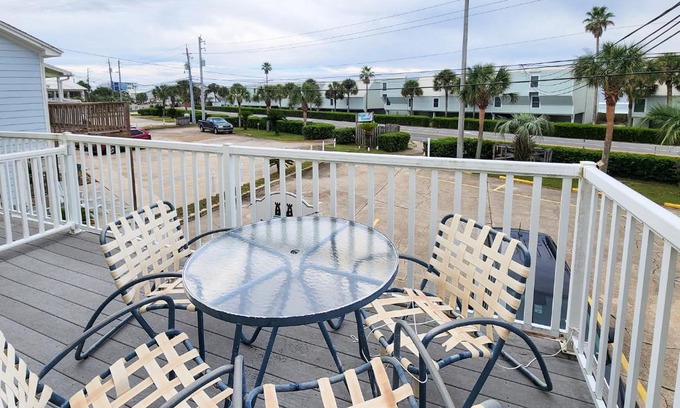 Sunnyside Apartment | All About the Beach