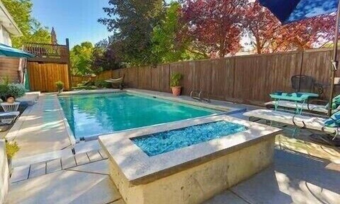 Sandy Apartment | All Year Heated Pool, King Beds, Large Apartment, Ski & Hiking, Mountain View