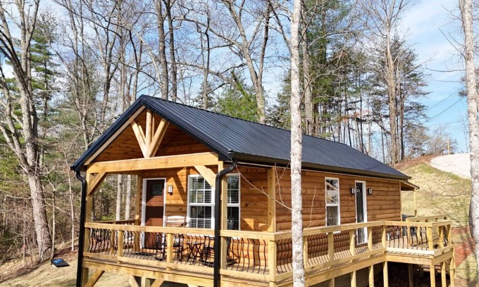 Campton Apartment | Alone At Last - New LUX - WiFi - Hot Tub